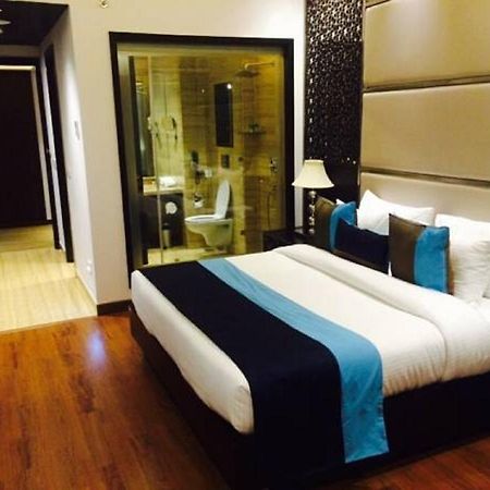Hotel Delite Grand Faridabad Bagian luar foto