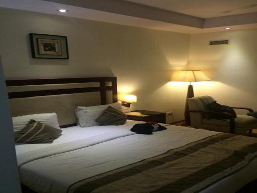 Hotel Delite Grand Faridabad Bagian luar foto