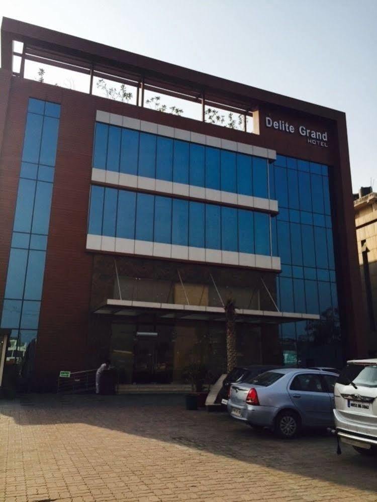 Hotel Delite Grand Faridabad Bagian luar foto