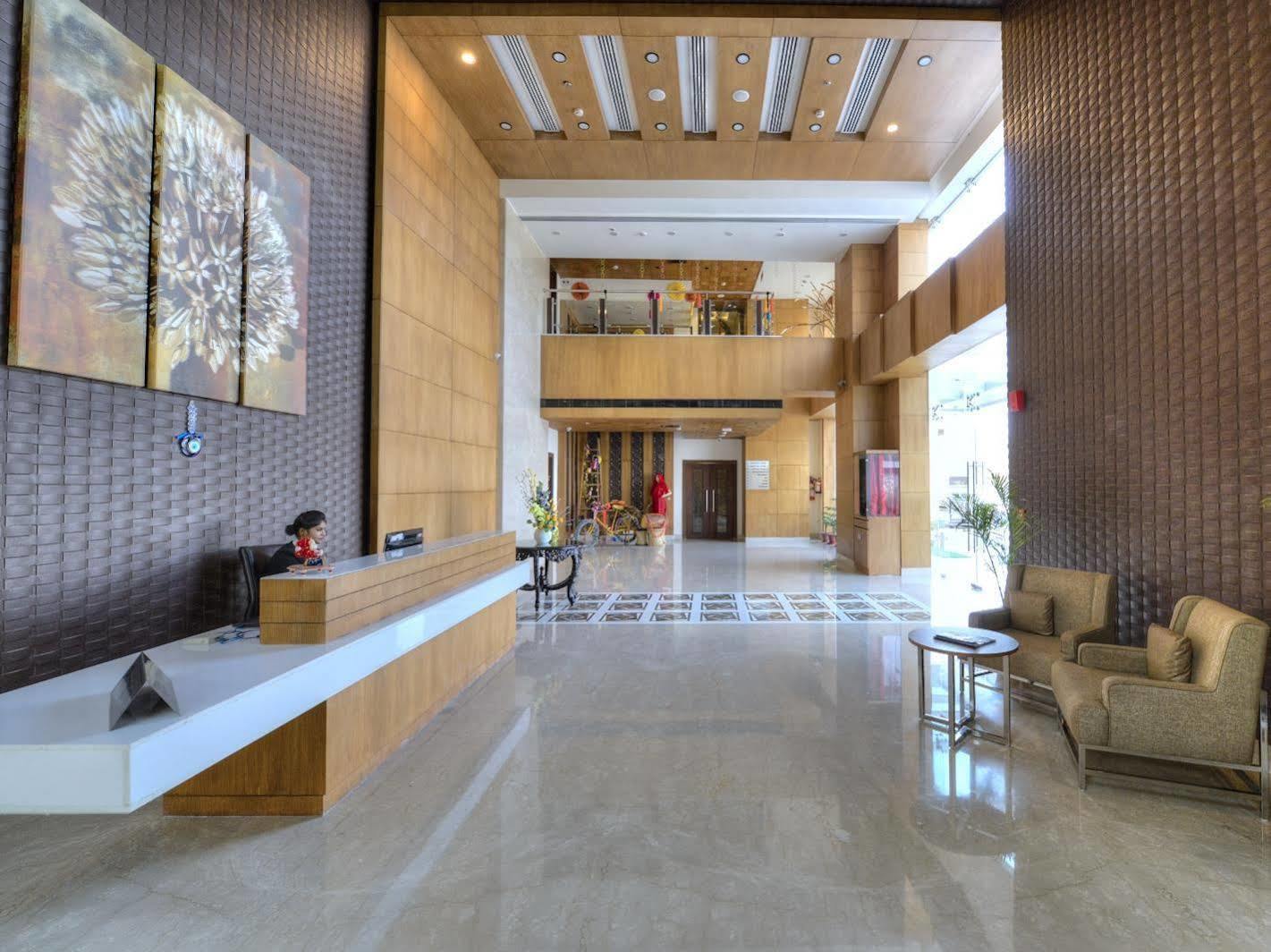 Hotel Delite Grand Faridabad Bagian luar foto