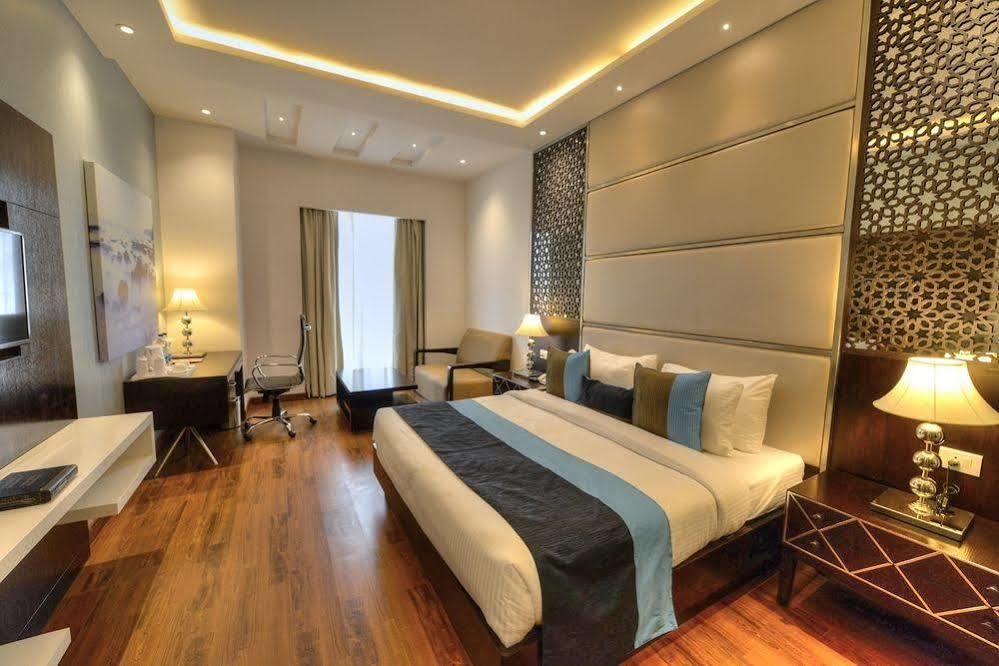 Hotel Delite Grand Faridabad Bagian luar foto