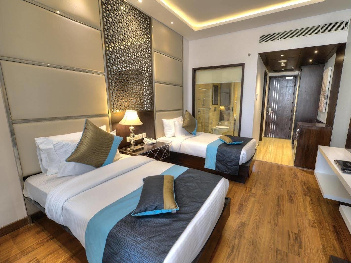 Hotel Delite Grand Faridabad Bagian luar foto