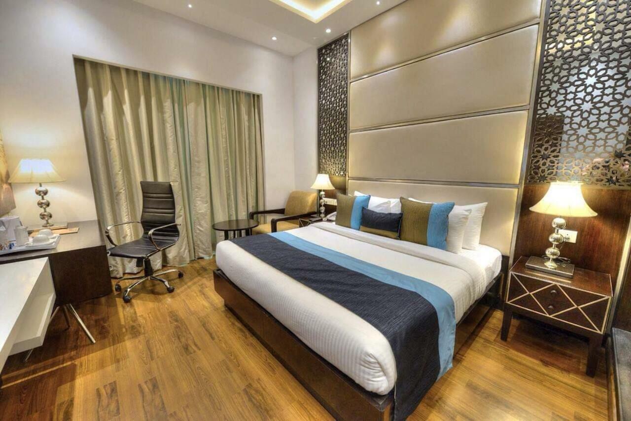 Hotel Delite Grand Faridabad Bagian luar foto